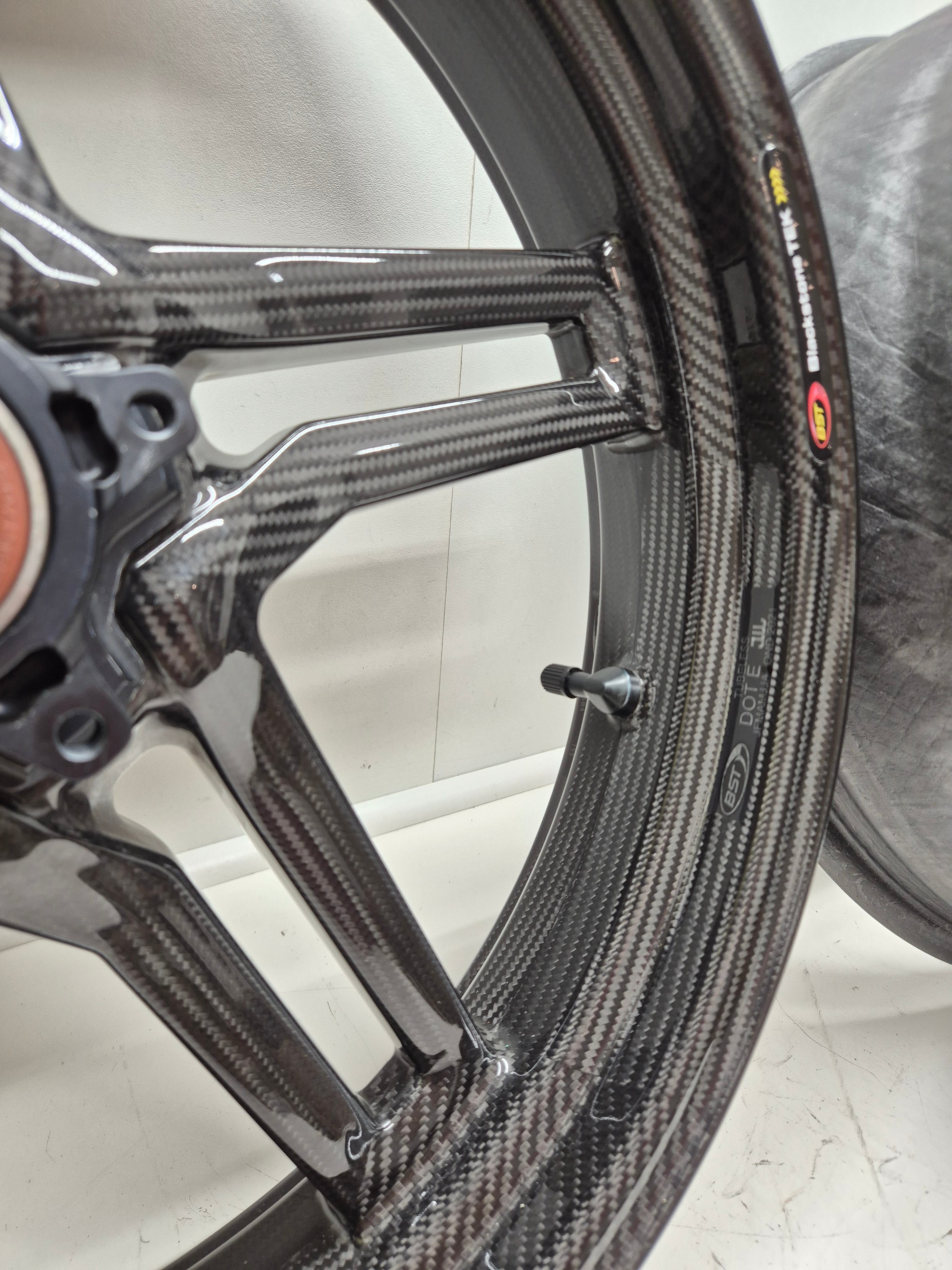 Paire de jantes / roues en carbone BST - Ducati Panigale 1199 / 1299 / V4