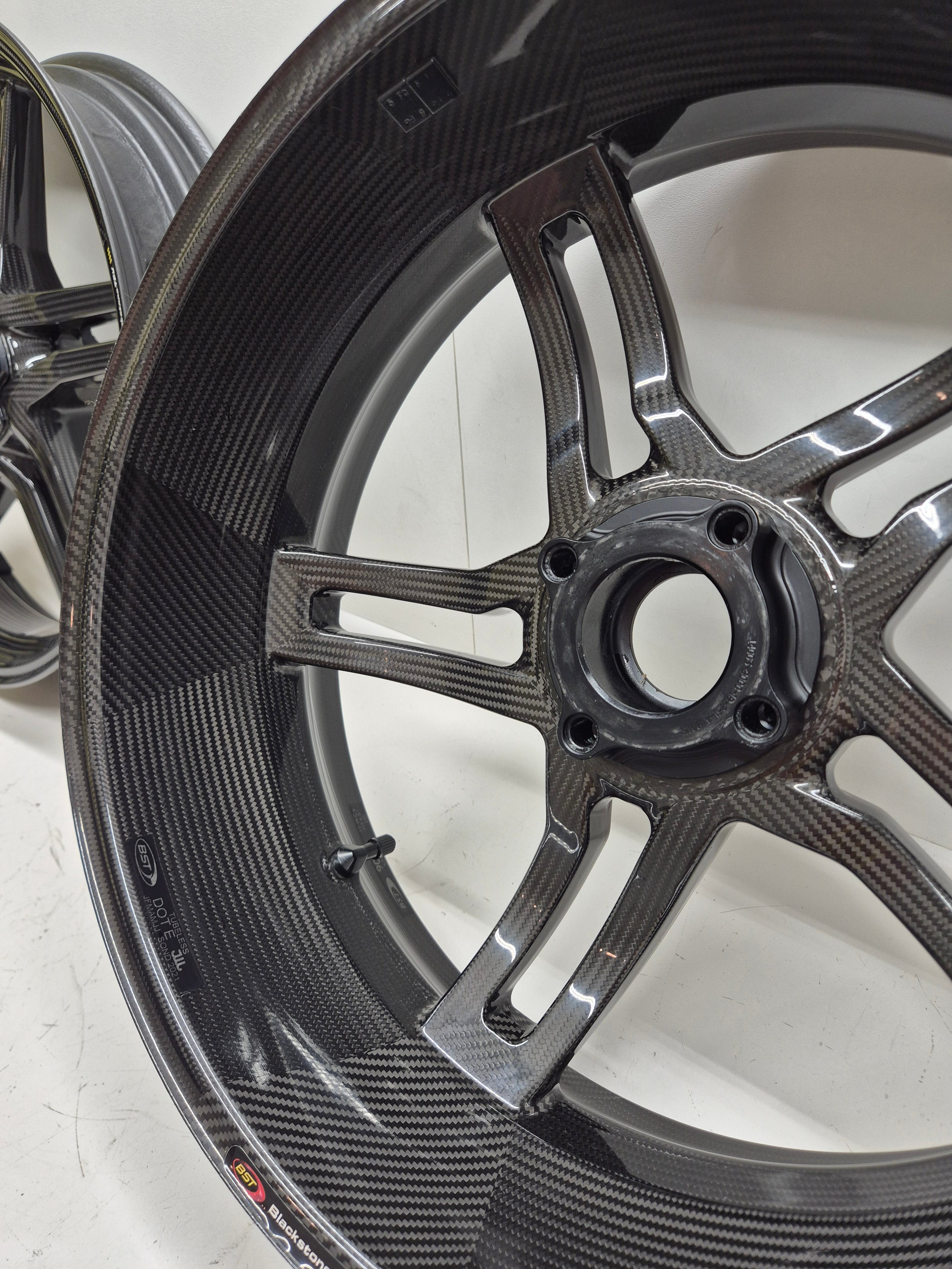 Paire de jantes / roues en carbone BST - Ducati Panigale 1199 / 1299 / V4