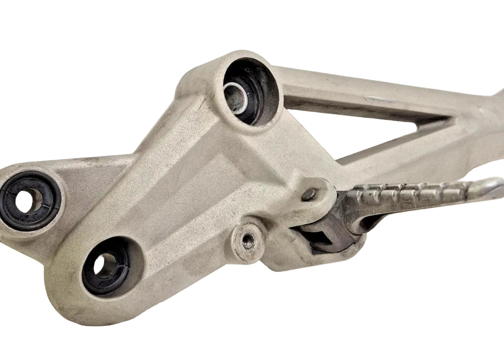 Platine repose pieds gauche Ducati Monster 696 / 796 / 1100 82411451B