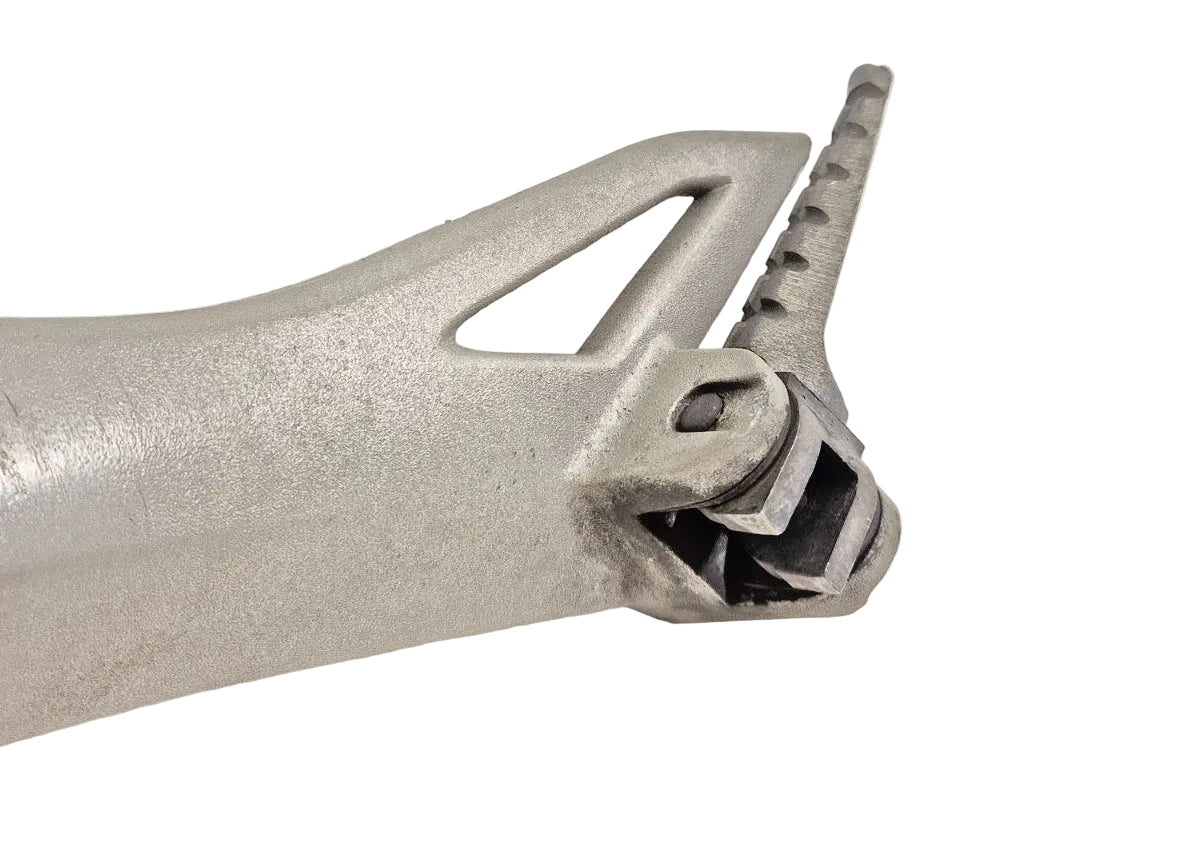 Platine repose pieds gauche Ducati Monster 696 / 796 / 1100 82411451B