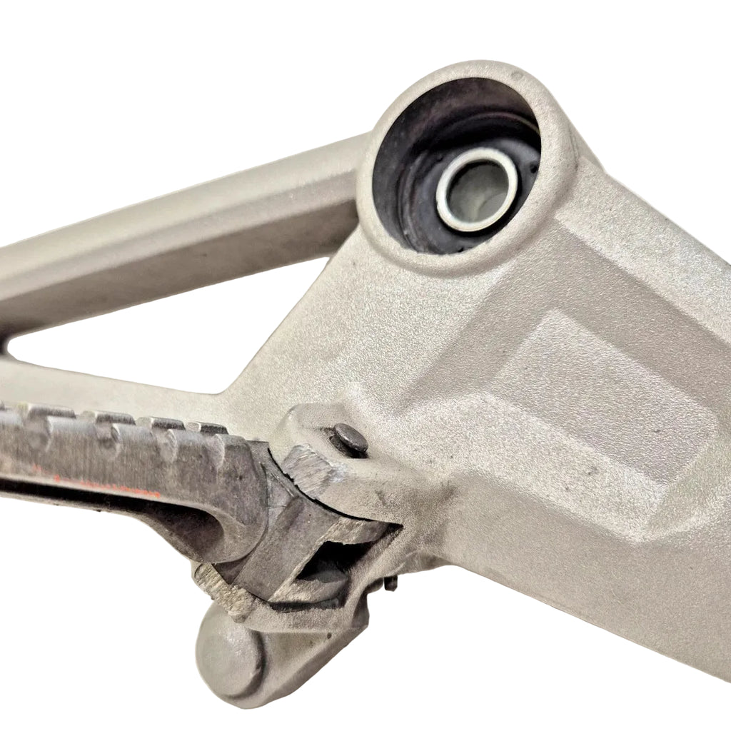 Platine repose pieds droite Ducati Monster 696 / 796 / 1100 82411441B