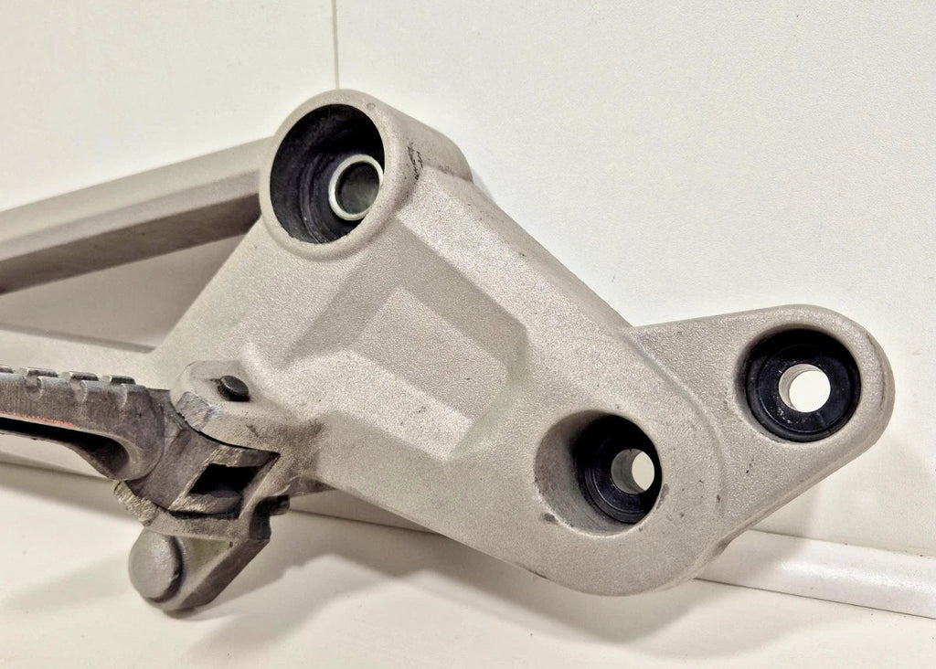 Platine repose pieds droite Ducati Monster 696 / 796 / 1100 82411441B