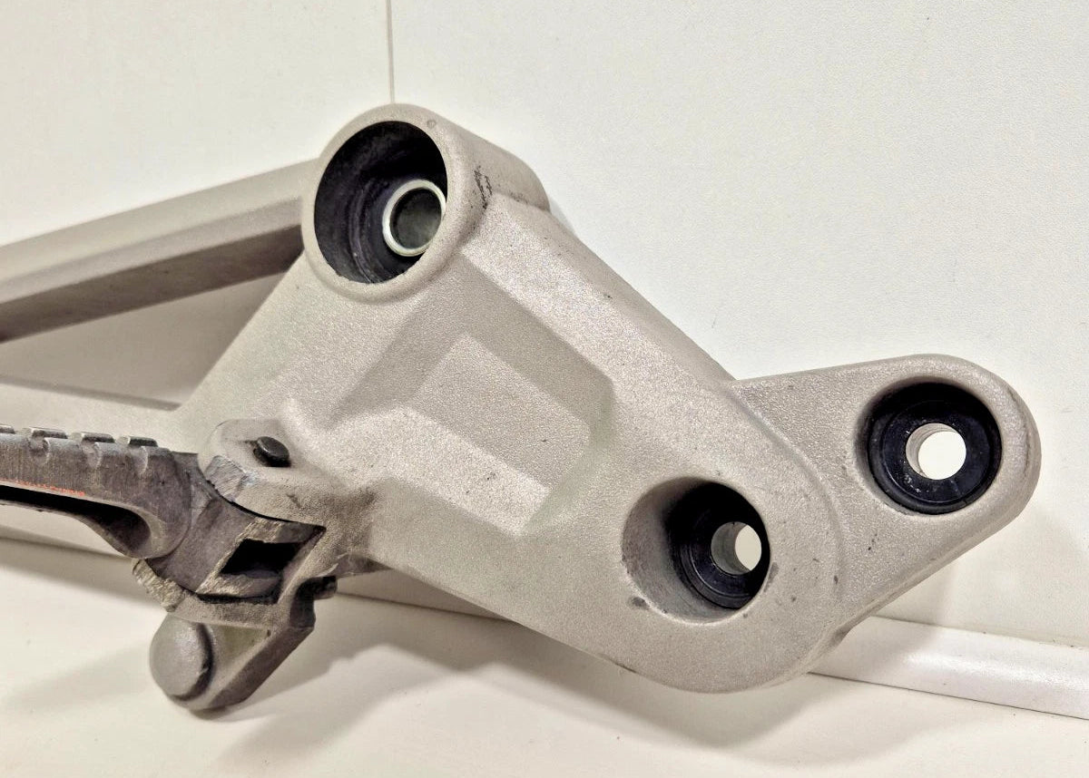 Platine repose pieds droite Ducati Monster 696 / 796 / 1100 82411441B