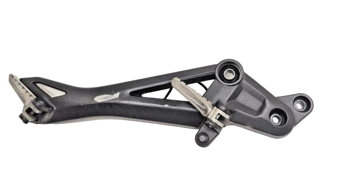 Platine repose pieds droite Ducati Monster 696 / 796 / 1100 82411441C