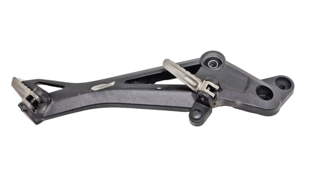 Platine repose pieds droite Ducati Monster 696 / 796 / 1100 82411441C