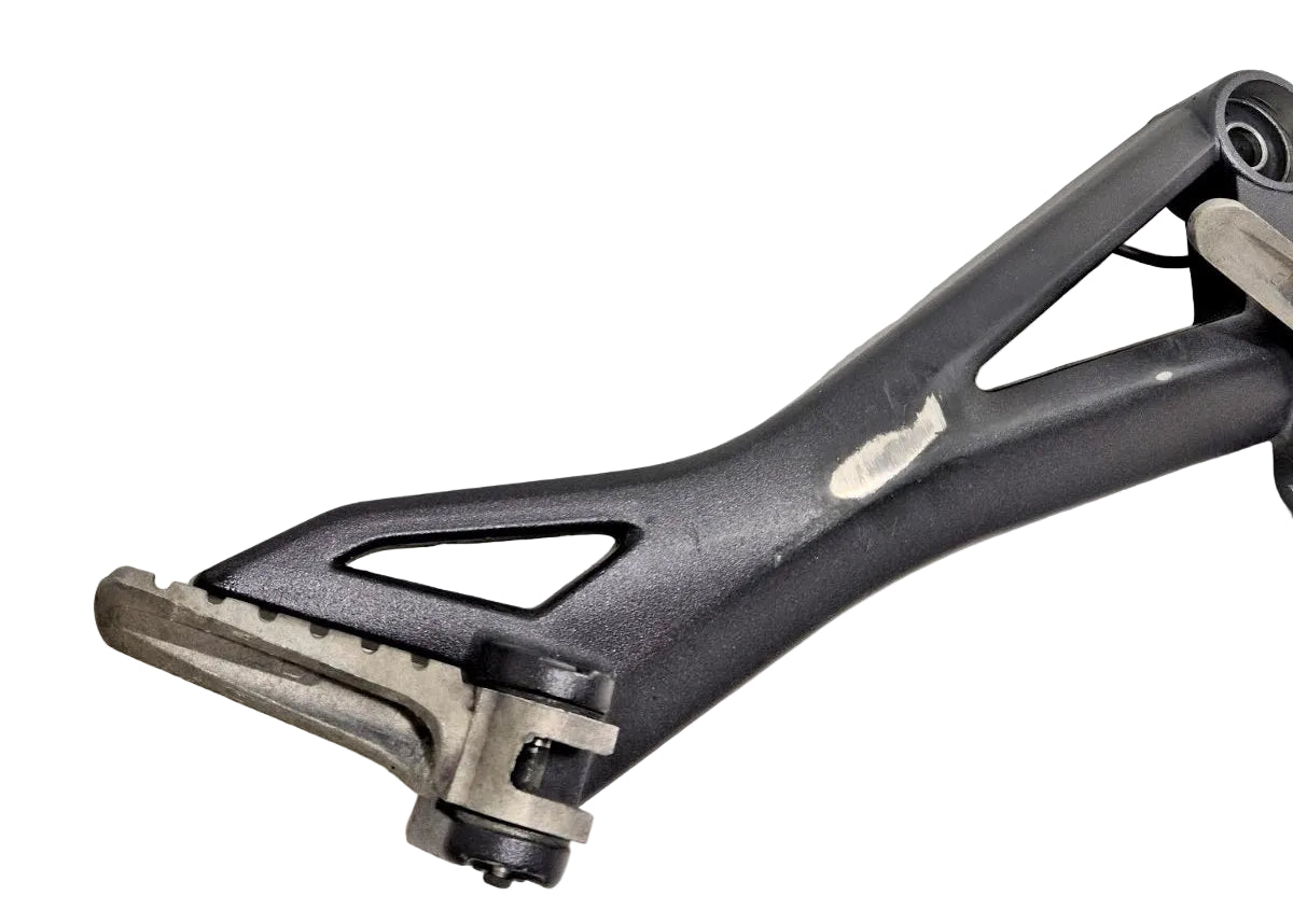 Platine repose pieds droite Ducati Monster 696 / 796 / 1100 82411441C