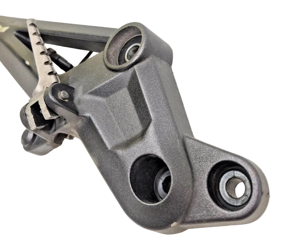 Platine repose pieds droite Ducati Monster 696 / 796 / 1100 82411441C
