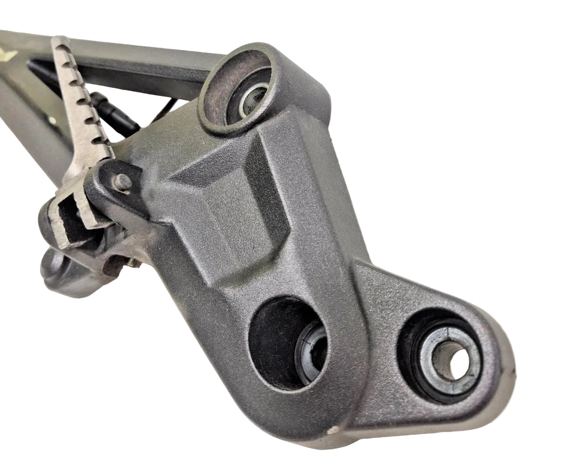 Platine repose pieds droite Ducati Monster 696 / 796 / 1100 82411441C