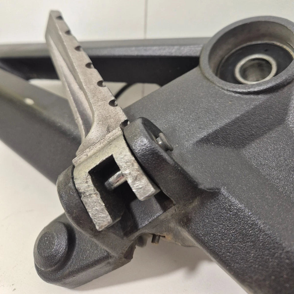 Platine repose pieds droite Ducati Monster 696 / 796 / 1100 82411441C