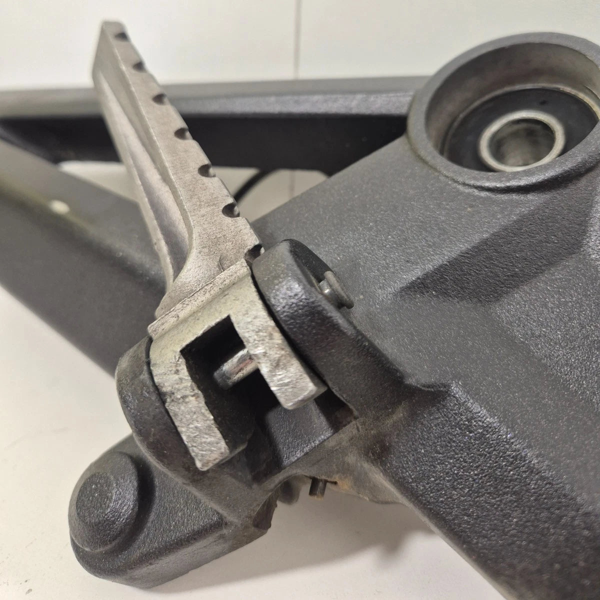 Platine repose pieds droite Ducati Monster 696 / 796 / 1100 82411441C