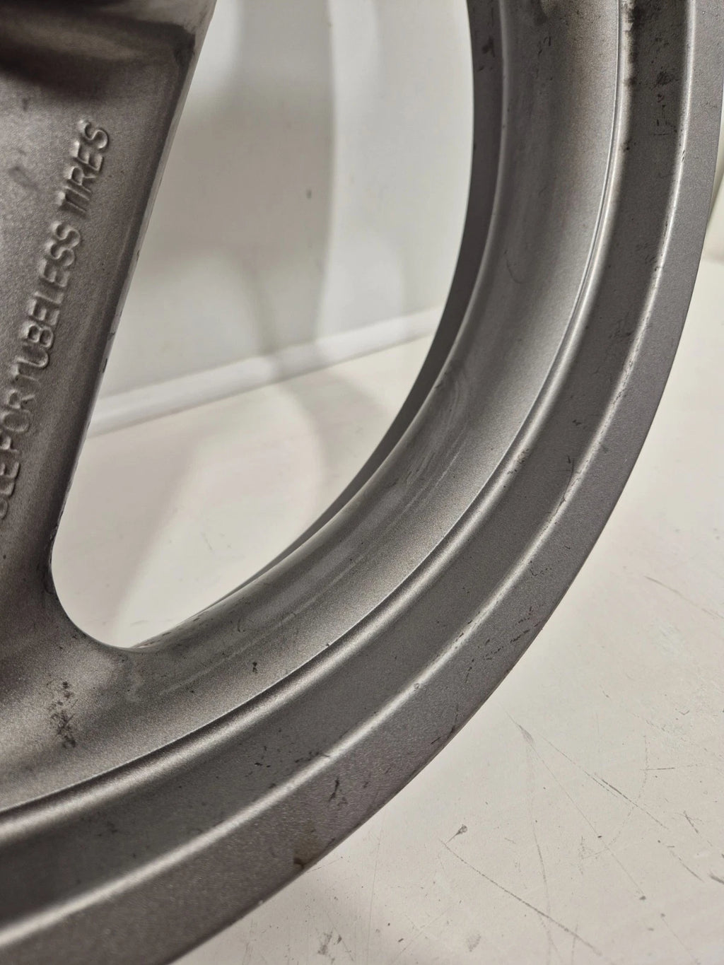 Jante / roue avant Ducati Monster / Supersport 620 / 750 / 800 / 900 / 1000